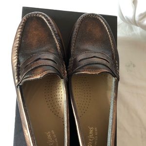 Weejuns. Brand 👋🏻spankin👋🏻 new! Metallic 😍.